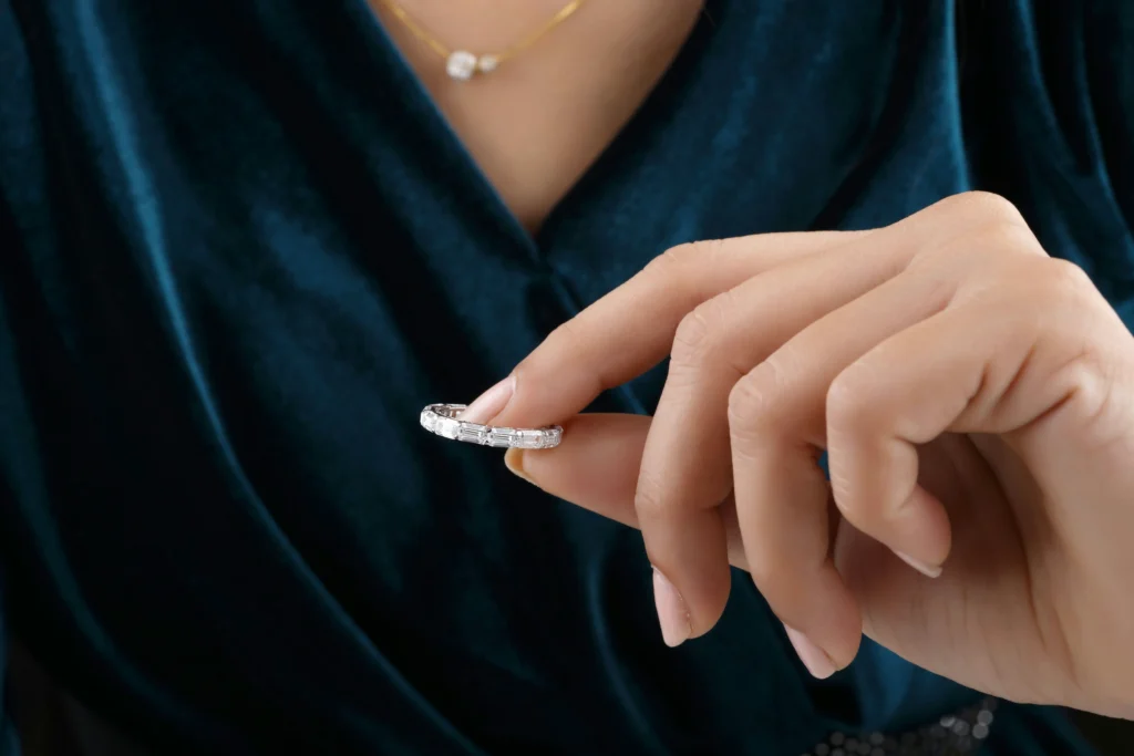 Glückliche Kunding mit einem Ring in der Hand